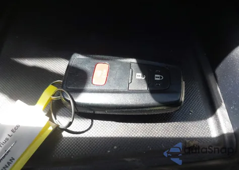 2021 Toyota Prius L Eco z USA, uszkodzony, nr VIN JTDKAMFU6M3141392